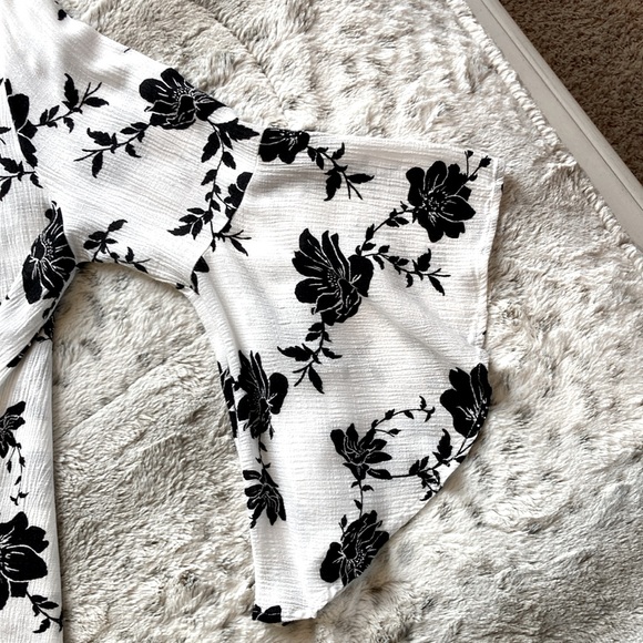 Lime n Chili bell sleeve top. Size Medium. - Picture 4 of 10